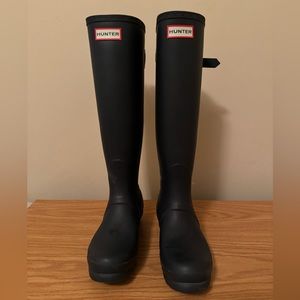 Hunter Rain Boots Navy Blue with expandable buckles.